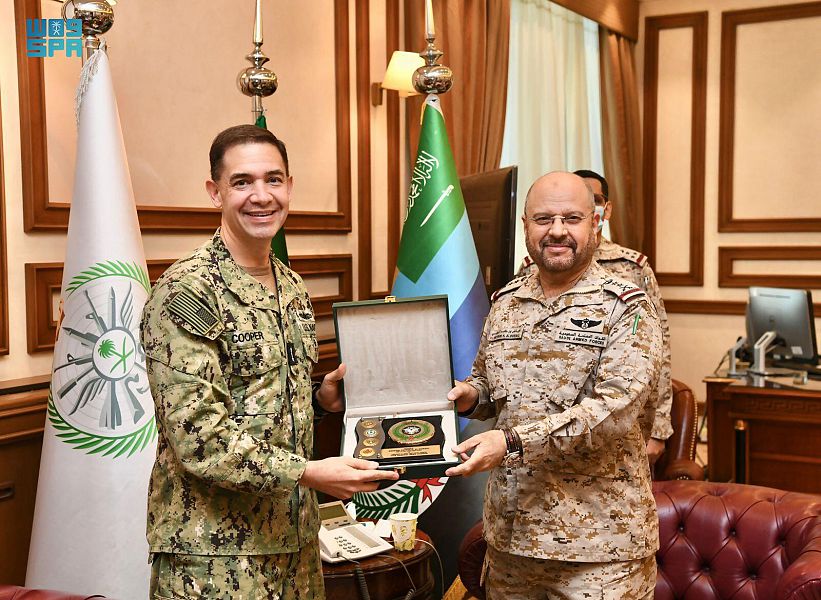 رئيس هيئة الأركان العامة السعودي، الفريق الأول الركن فياض بن حامد يلتقي قائد القوات البحرية المركزية الأمريكية تشارلز كوبر ( واس)