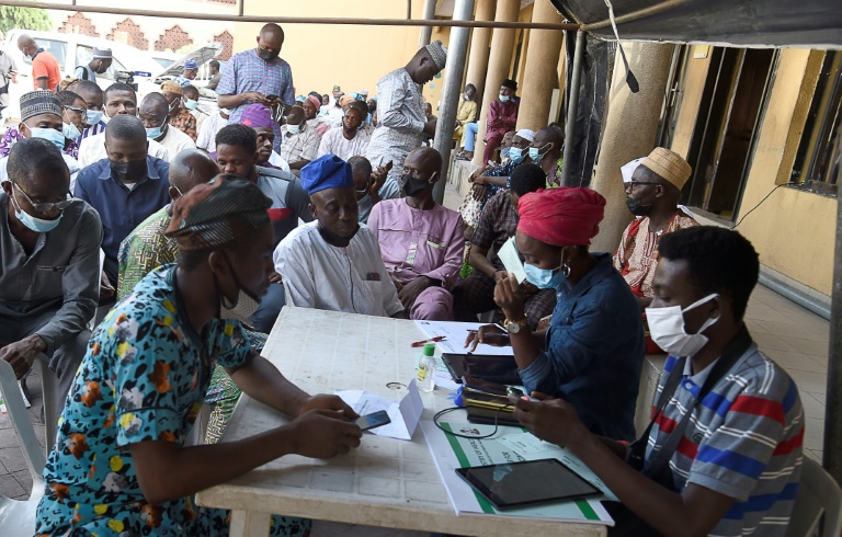 المساجد والكنائس تساعد مرة أخرى في دفع حملة التطعيمات Covid-19 في نيجيريا (ا ف ب)