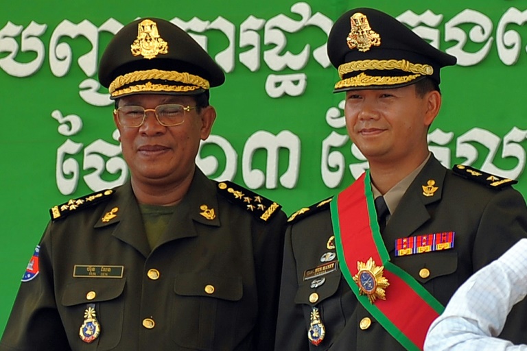  كمبوديا رئيس الوزراء هون سين (L) دعمت ابنه البكر هون مانيه (R) لتولي المنصب الأعلى في البلاد (ا ف ب)