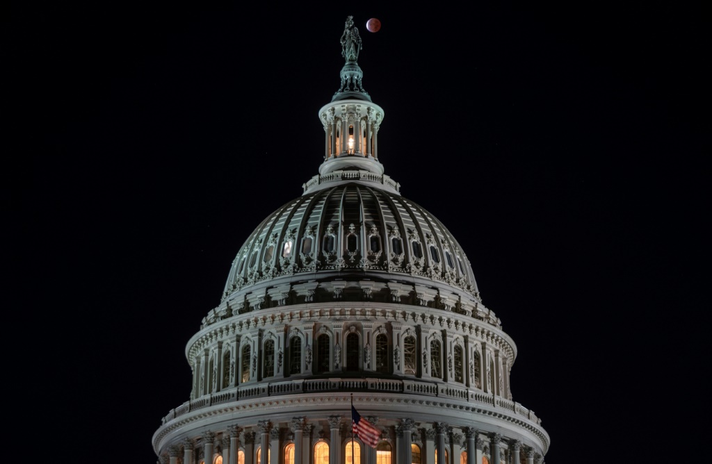 قبة الكابيتول في واشنطن في ساعة مبكرة 19 تشرين الثاني/نوفمبر 2021 (أ ف ب)