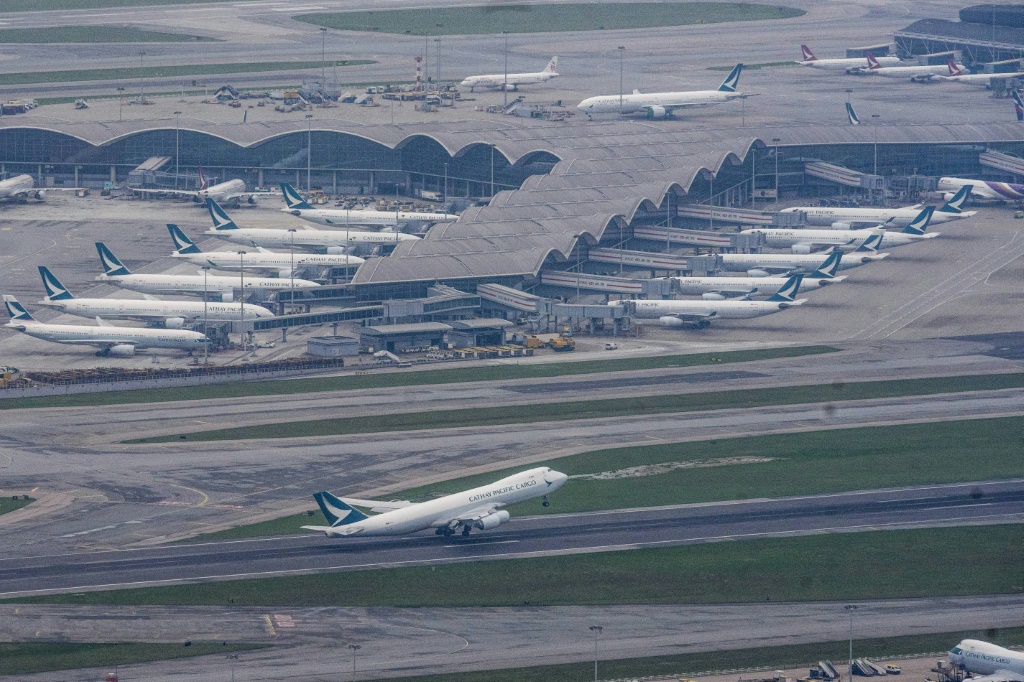 يخشى الطيارون أن مستقبل هونج كونج باعتبارها واحدة من أكثر مراكز النقل ازدحامًا في آسيا معرض للخطر الآن (أ ف ب)