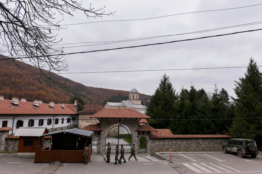 لسنوات ، تمركزت قوات الناتو خارج معظم المؤسسات الأرثوذكسية في كوسوفو لمنع العنف بعد أعمال الشغب في عام 2004 (ا ف ب)