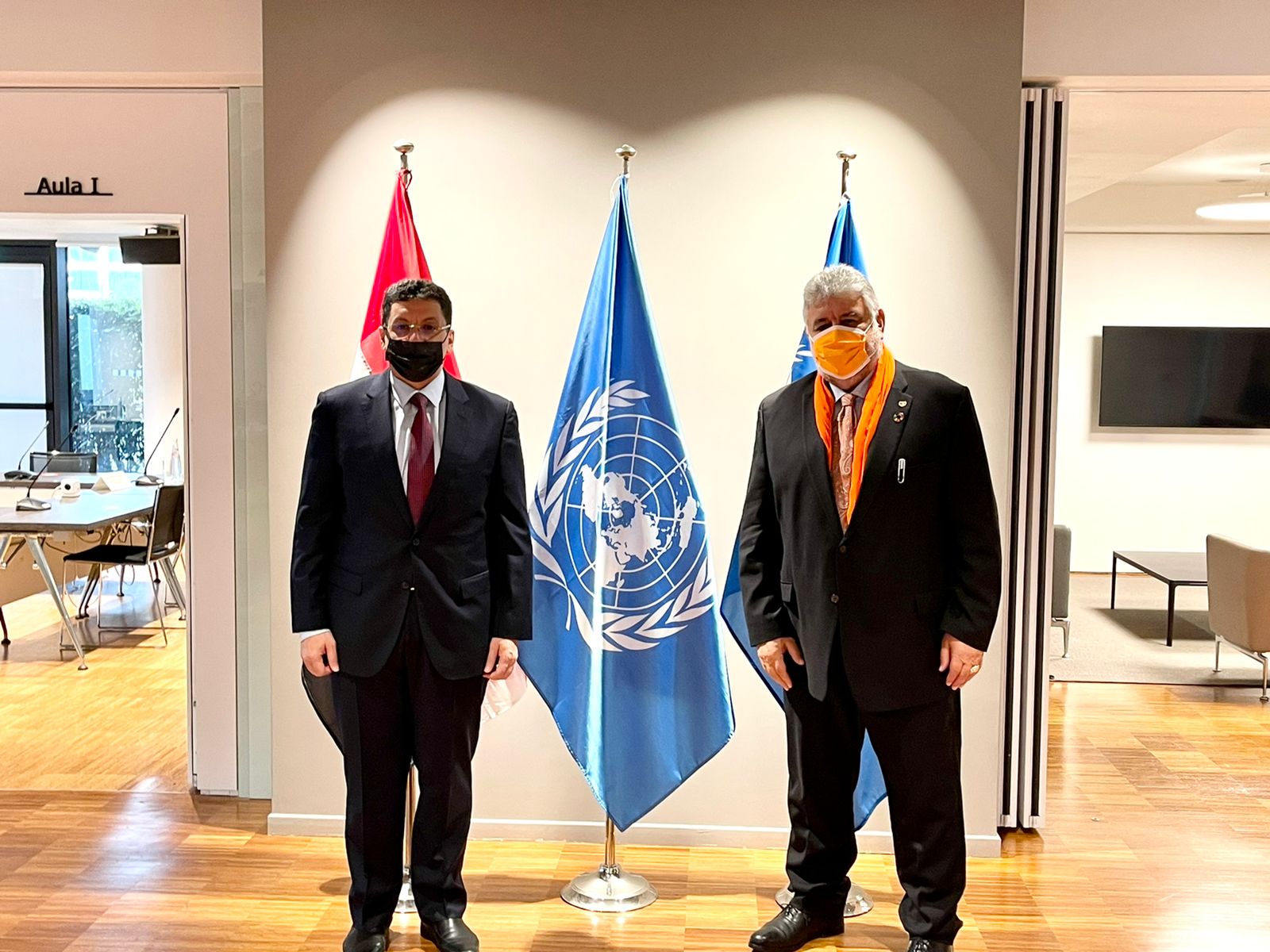 وزير الخارجية اليمني أحمد عوض بن مبارك خلال لقائه نائب المدير التنفيذي لبرنامج الأغذية العالمي أمير عبدالله في روما (سبأ)