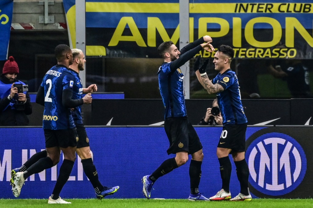 لاعبو إنتر يحتفلون بعد الهدف الأول الذي سجله روبرتو غاليارديني في مرمى سبيتسيا (ا ف ب)