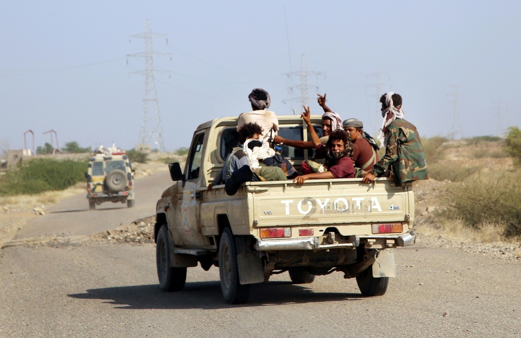 مقاتلون موالون للحكومة اليمنية غرب اليمن 21 نوفمبر 2021 (ا ف ب)