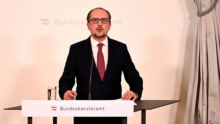المستشار النمساوي ألكسندر شالنبرغ في مؤتمر صحفي في المستشارية في فيينا في 11 أكتوبر 2021 ( أ ف ب )