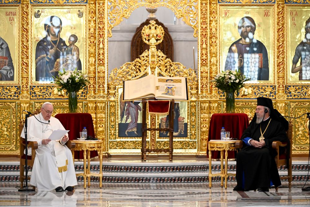 قبرص، نيقوسيا: البابا فرنسيس (L) يحضر اجتماعا مع السينودس المقدس في كاتدرائية نيقوسيا الأرثوذكسية(د ب أ)