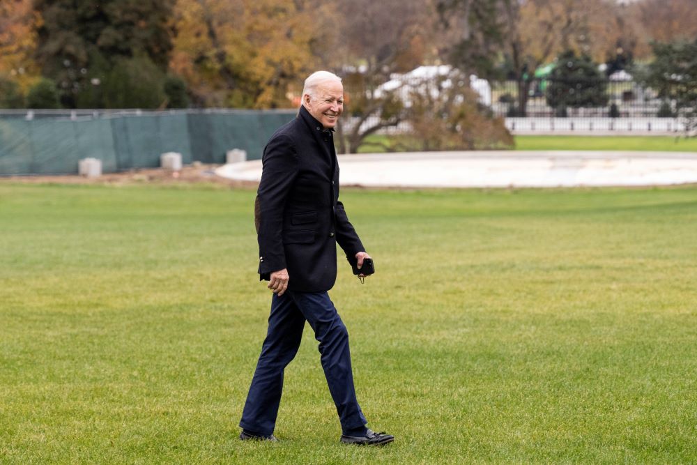 21 نوفمبر/تشرين الثاني 2021، الولايات المتحدة، واشنطن: الرئيس الأمريكي جو بايدن يسير عبر الحديقة الجنوبية نحو المكتب البيضاوي بعد عودته إلى البيت الأبيض(د ب أ)
