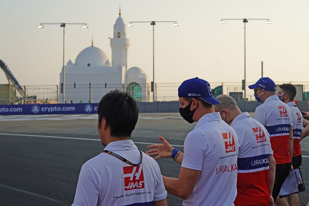 2 ديسمبر 2021، المملكة العربية السعودية، جدة: سائق الفورمولا 1 الألماني ميك شوماخر من فريق هاس يتجول على حلبة كورنيش جدة قبل سباق الجائزة الكبرى للمملكة العربية السعودية لسباق الفورمولا واحد. الصورة (د ب أ)