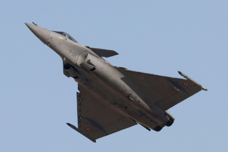 طائرة مقاتلة متعددة الأدوار تابعة للقوات الجوية الفرنسية (Armee de l'air) من طراز داسو رافال تقوم بطائرات مانوفير جوية خلال معرض دبي للطيران 2021 في الإمارة الخليجية في 14 نوفمبر 2021(ا ف ب)