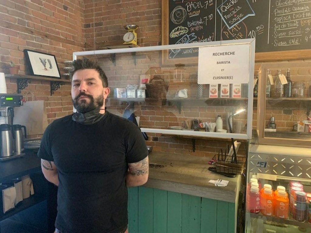 رومان بيسو صاحب مقهى في مونتريال في 10 نوفمبر 2021 (ا ف ب)