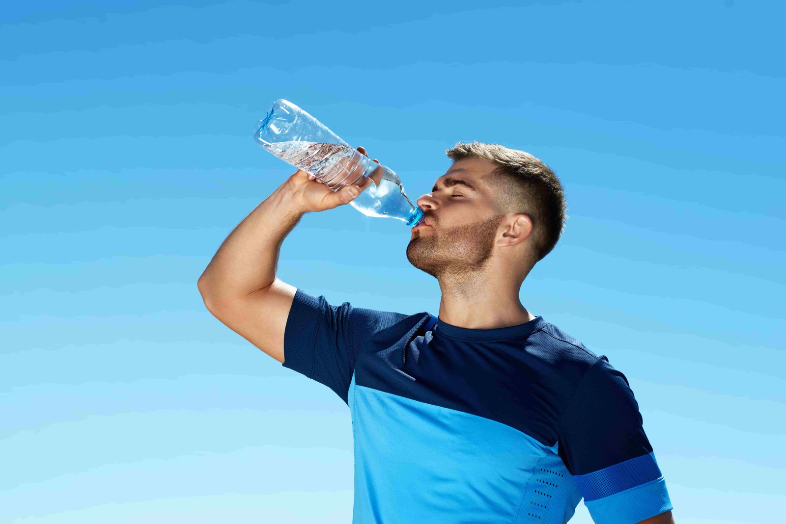 صورة لرياضي يشرب ماء (وسائل التواصل)