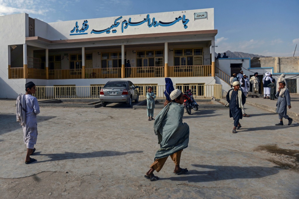 مدرسة دار العلوم الحكيمية في قندهار حيث أدلى هبة الله أخوند زاده بخطبة في 30 تشرين الأول/أكتوبر 2021 وفق طالبان (أ ف ب)