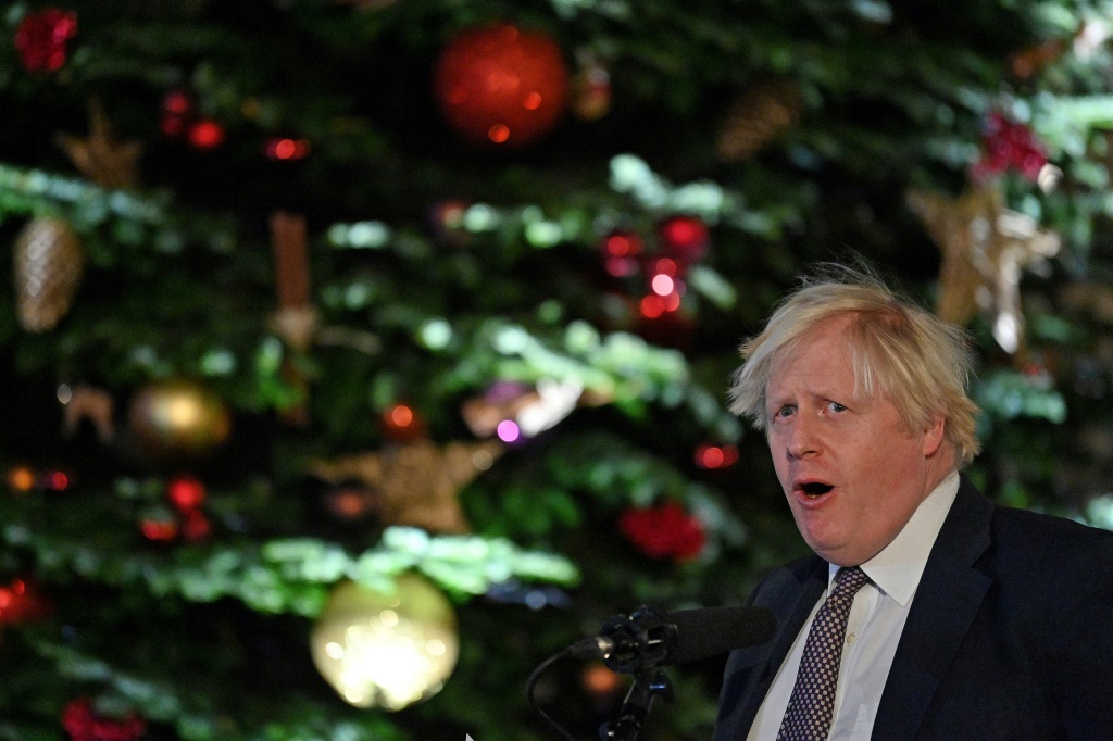    يصر رئيس الوزراء بوريس جونسون على أنه لا توجد حاجة في عيد الميلاد لتغيير خطط عيد الميلاد على الرغم من ظهور نوع جديد من مرض Omicron (ا ف ب)