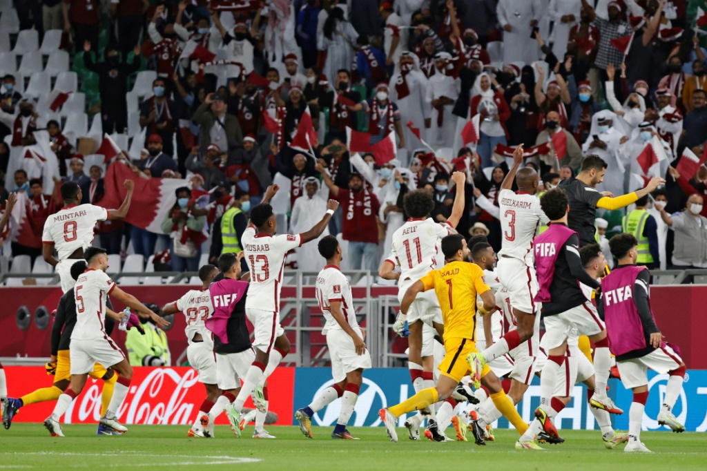لاعبو المنتخب القطري يحتفلون بهدف الفوز على عمان (ا ف ب)