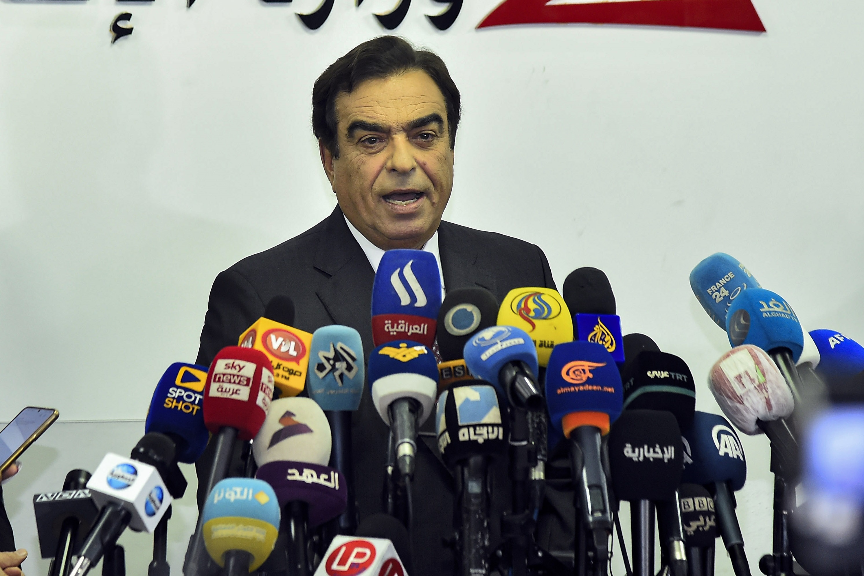 وزير الإعلام جورج قرداحي في المؤتمر الصحفي الذي أعلن فيه استقالته من الحكومة اللبنانية ( د ب ا)