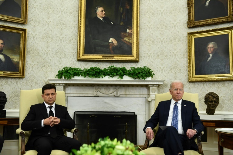 صورة مؤرخة في الأول من أيلول/سبتمبر 2021 للرئيس الأميركي جو بايدن (إلى اليمين) ونظيره الأوكراني فولودومير زيلنسكي في البيت الأبيض ( ا ف ب)