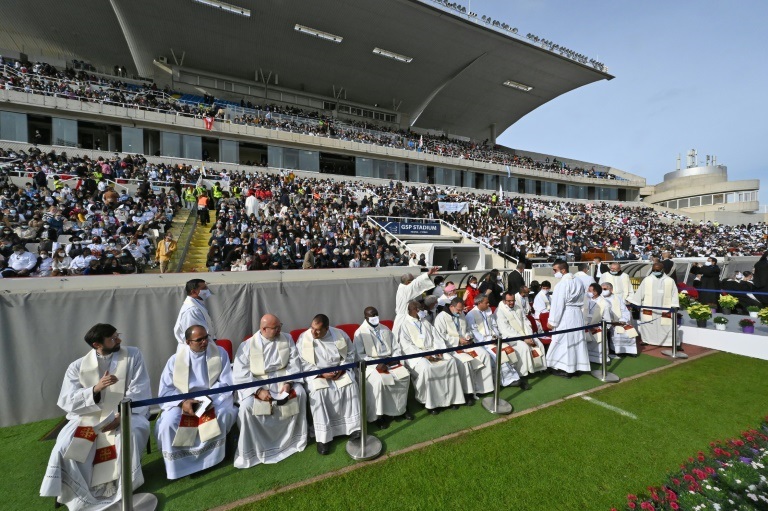 مؤمنون يشاركون في قداس البابا في نيقوسيا في الثالث من كانون الأول/ديسمبر 2021 ( ا ف ب )