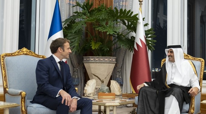 الشيخ تميم بن حمد آل ثاني، أمير دولة قطر مع الرئيس الفرنسي إيمانويل ماكرون ( قنا)