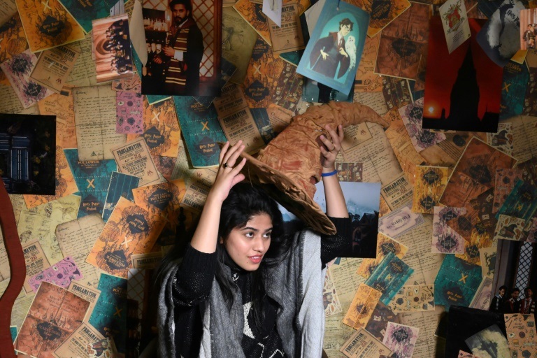 شابة تقف لالتقاط صورة لها خلال زيارتها مهرجاناً عن هاري بوتر في جامعة "غافرنمنت كولدج" في ن وفمبر 2021(ا ف ب)
