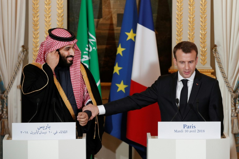 الرئيس الفرنسي إيمانويل ماكرون وولي العد السعودي الأمير محمد بن سلمان في باريس في 10 نيسان/ابريل 2018 (اف ب)
