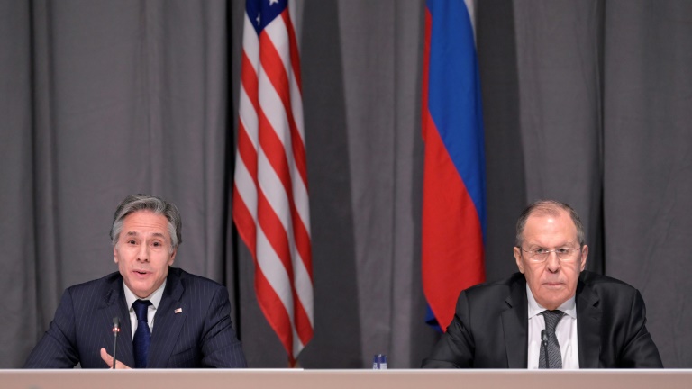  صورة مؤرخة في 2 كانون الأول/ديسمبر 2021 لوزيرا الخارجية الأميركي (إلى اليسار) والروسي خلال لقاء في ستوكهولم (ا ف ب)