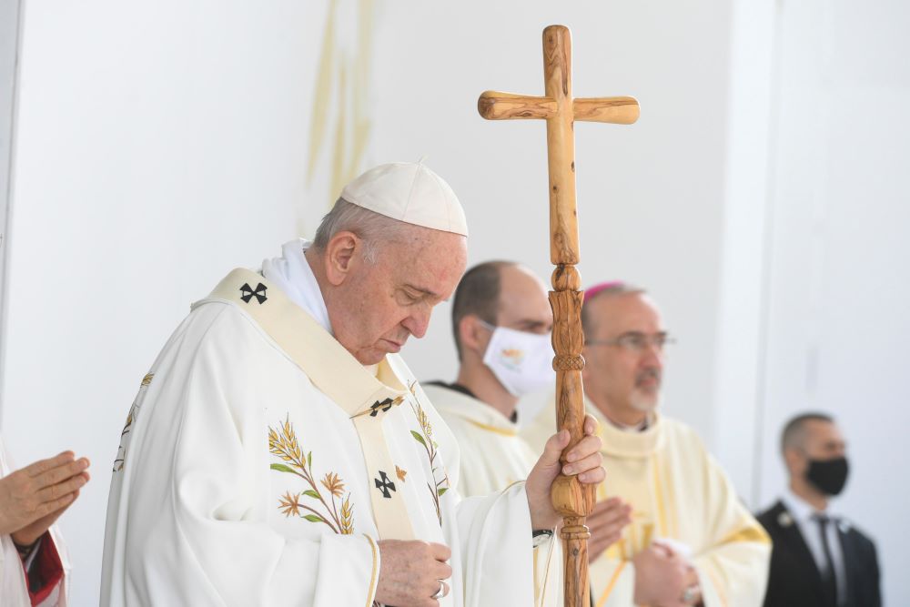 البابا فرنسيس يقود قداسا مقدسا في استاد GSP في نيقوسيا كجزء من زيارة لمدة ثلاثة أيام إلى قبرص.(د بأ)