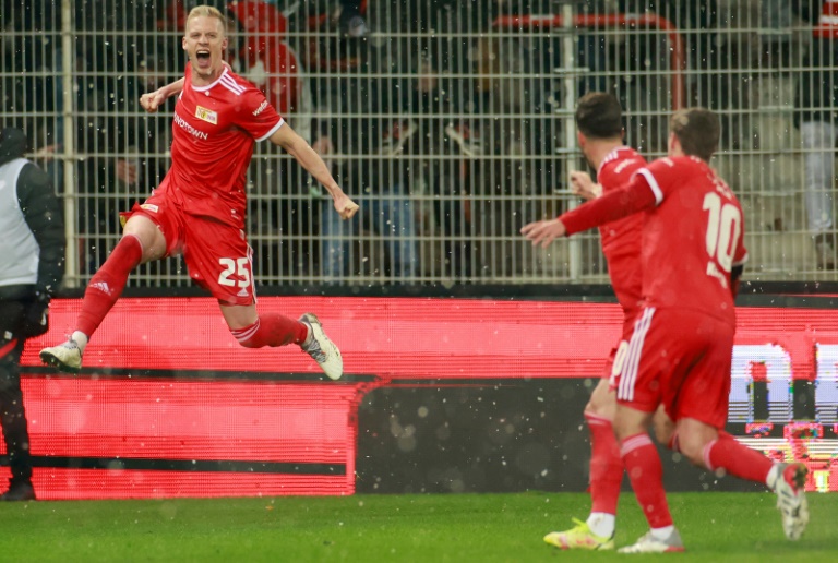 المدافع تيمو باومغارتل يحتفل بتسجيله هدف لأونيون برلين ضد لايبزيغ في الدوري الالماني لكرة القدم في 3 كانون الاول/ديسمبر 2021 (ا ف ب)
