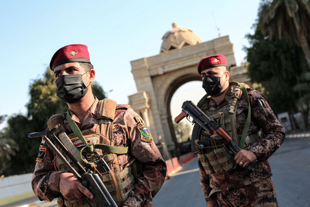 أفراد عسكريون مسلحون يؤمنون حدثا للحداد أمام إحدى بوابات المنطقة الخضراء في بغداد (د ب أ)
