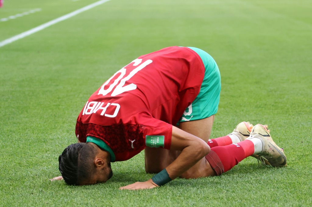 المدافع المغربي محمد الشيبي ساجداً بعد تسجيل الهدف الثالث لبلاده (ا ف ب)