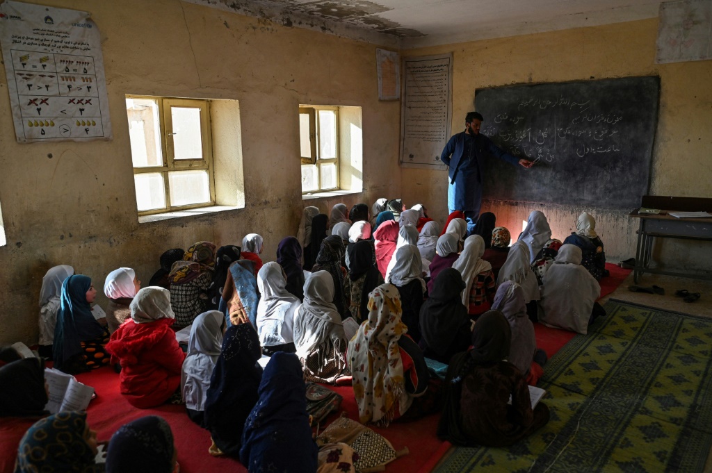 صف للبنات في مدرسة متضررة جراء المعارك في قرية آرزو بجنوب أفغانستان في 16 تشرين الثاني/نوفمبر 2021 (ا ف ب)