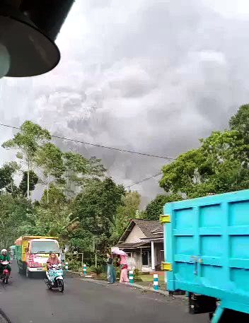 ذعر بين السكان مع ثوران بركان في إندونيسيا (مواقع التواصل)