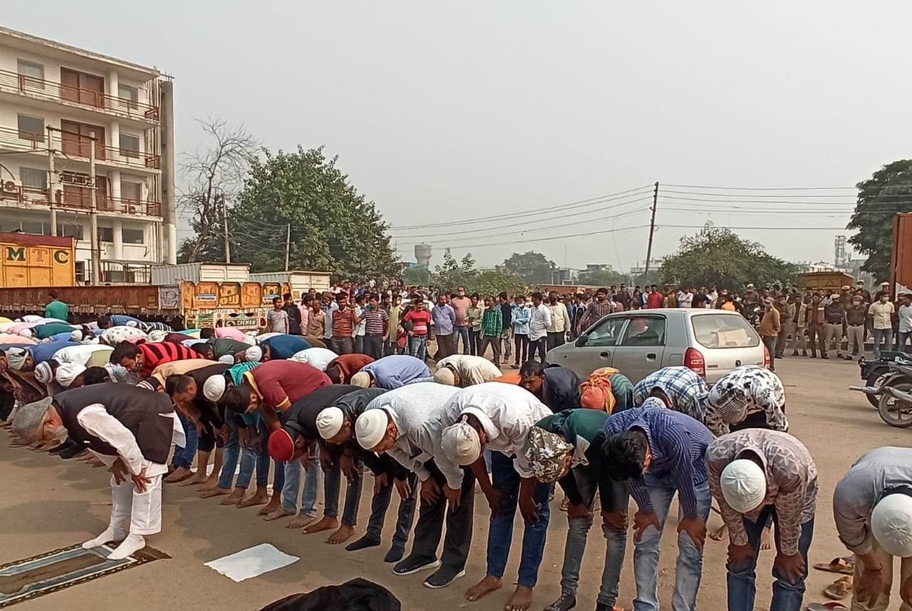 المسلمون في مدينة غورغان الهندية يعانون من تناقص أماكن الصلاة (التواصل الاجتماعي)