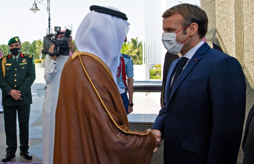 الرئيس الفرنسي وولي العهد السعودي في جدة 4 ديسمبر 2021 (ا ف ب)