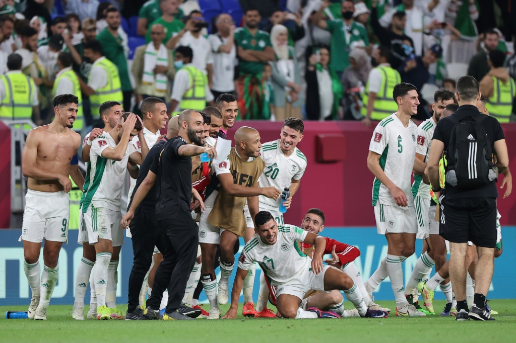 فرحة جزائرية بالفوز الثاني على التوالي في البطولة (ا ف ب)