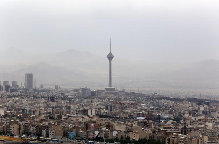 مشهد عام لاحد الاحياء الشمالية الشرقية من طهران في 3 حزيران/يونيو 2014 غداة عاصفة رملية (ا ف ب)