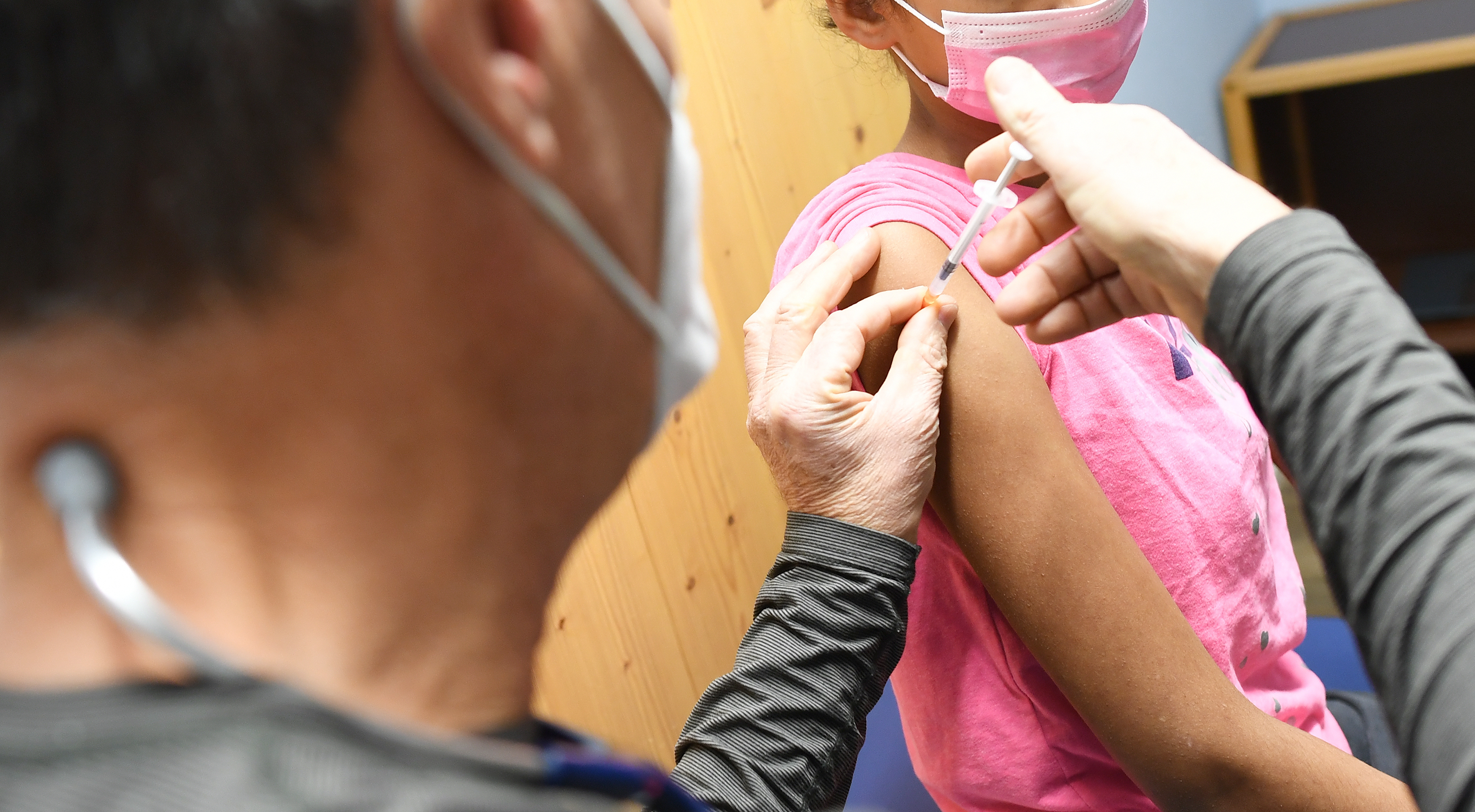تطعيم أليسيا البالغة من العمر أربعة عشر عاما ضد فيروس كورونا(د ب أ)