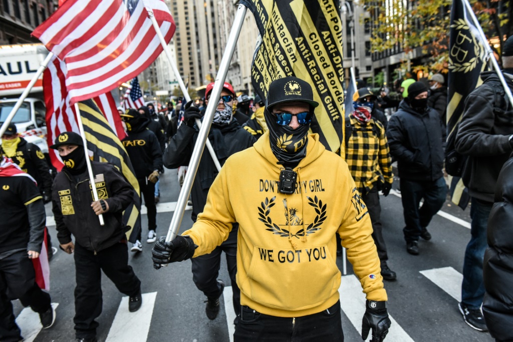 متظاهرون ضمن حركة "براود بويز" خلال مسيرة مناهضة للتلقيح في نيويورك في 20 تشرين الثاني/نوقمبر 2021 (أ ف ب)