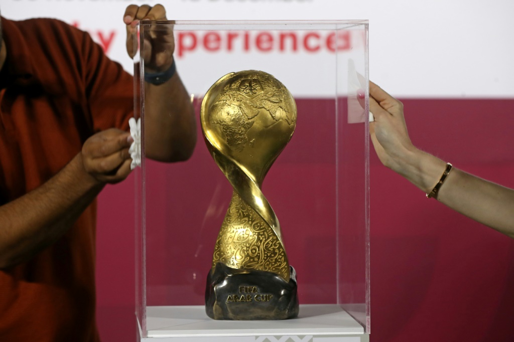 كأس بطولة كأس العرب الذي تم عرضه قبل انطلاق البطولة (ا ف ب)