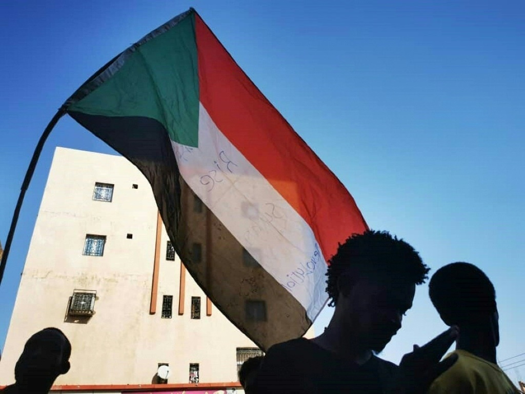 متظاهر سوداني خلال تجمع في الخرطوم (أ ف ب)
