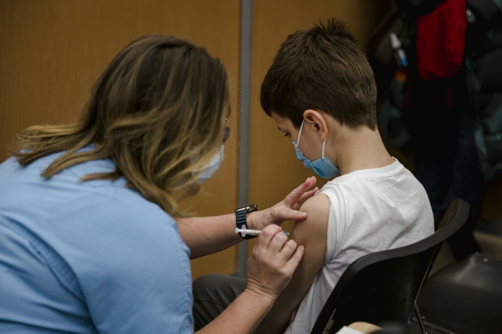 طفل يتلقى جرعة من اللقاح بمدينة مونتريال الكندية (ا ف ب)