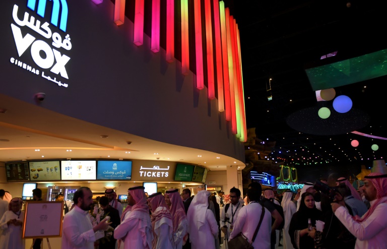 سعوديون متجمعون خلال افتتاح قاعة سينمائية للعامة في الرياض في 30 نيسان/ابريل 2018(ا ف ب)