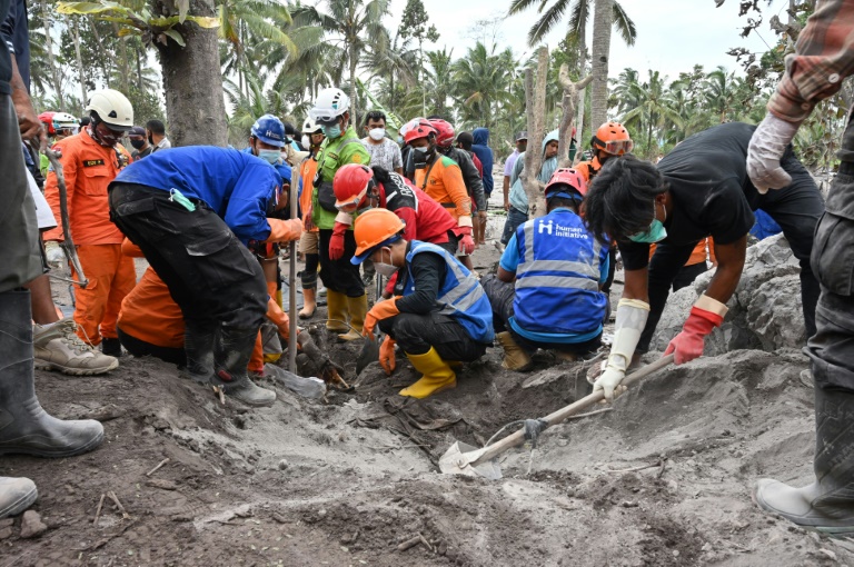 رجال الإنقاذ يتحدون الظروف الخطيرة أثناء بحثهم عن ناجين وجثث(ا ف ب)