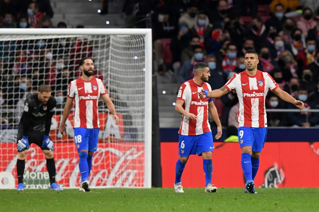 لاعبو أتلتيكو يتحسرون عقب هز شباكهم أمام ريال مايوركا في الدوري الإسباني (ا ف ب)