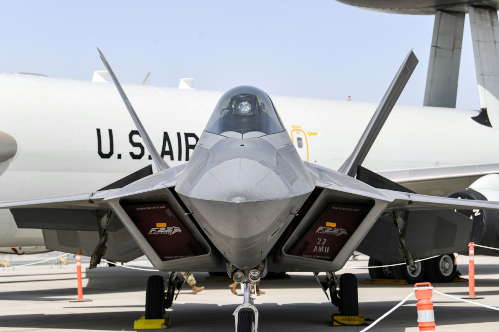 المقاتلة التكتيكية الشبح F-22 Raptor التي تصنعها شركة لوكهيد مارتن تعد أكبر بائع أسلحة بمبيعات بلغت 58.2 مليار دولار في عام 2020 (ا ف ب)