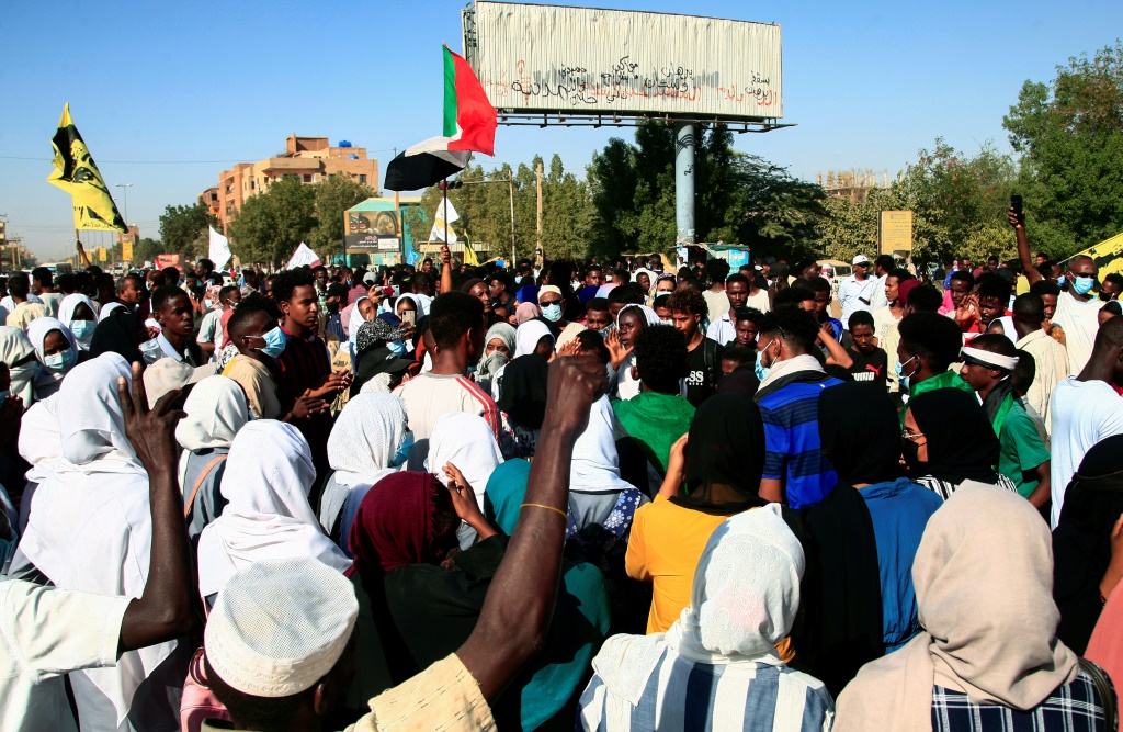 سودانيون يتظاهرون احتجاجا على الانقلاب العسكري في الخرطوم، في السادس من كانون الأول/ديسمبر 2021 (ا ف ب)