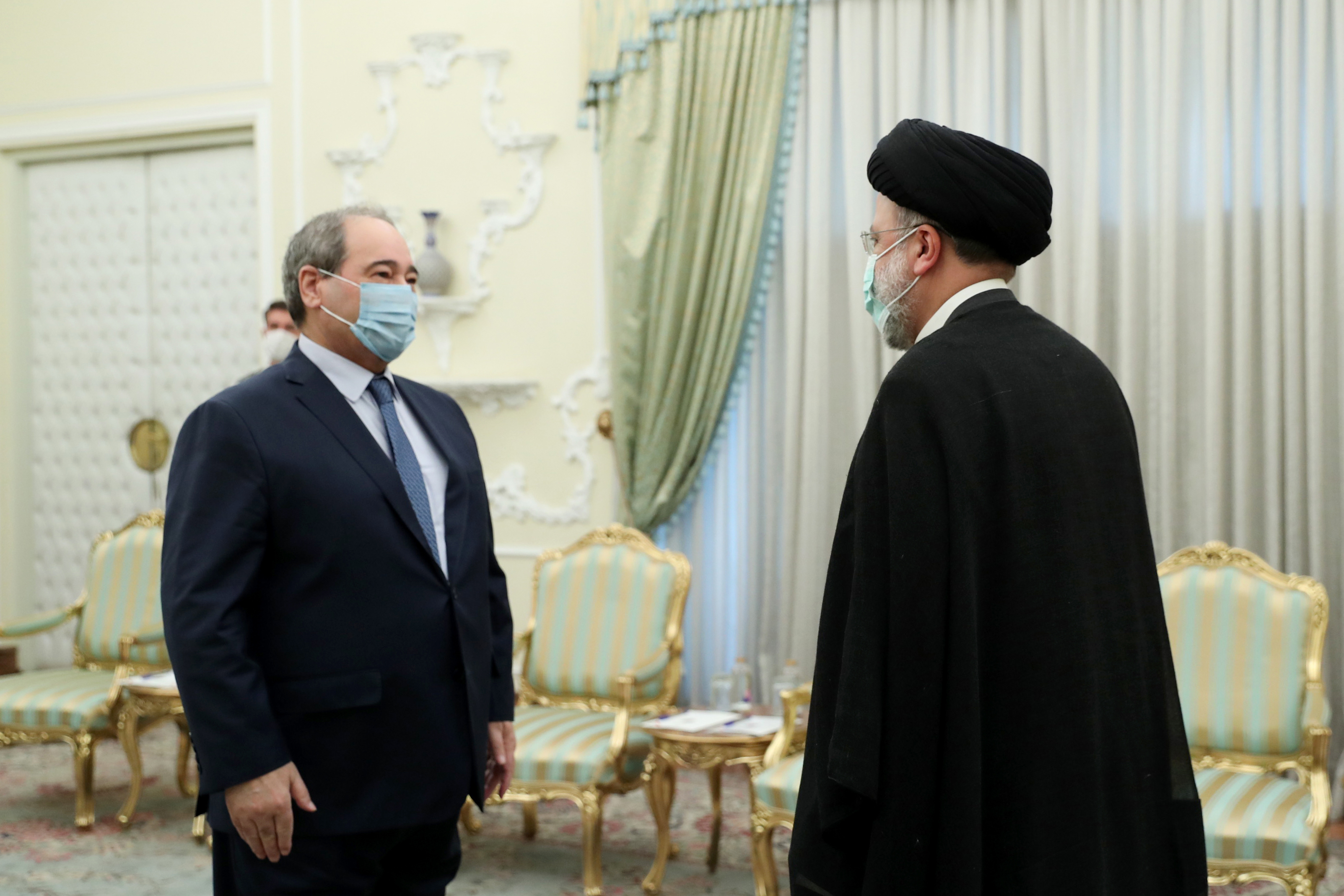 لرئيس الإيراني إبراهيم رايسي يستقبل وزير الخارجية السوري فيصل مقداد في القصر الرئاسي في طهران(د ب أ)