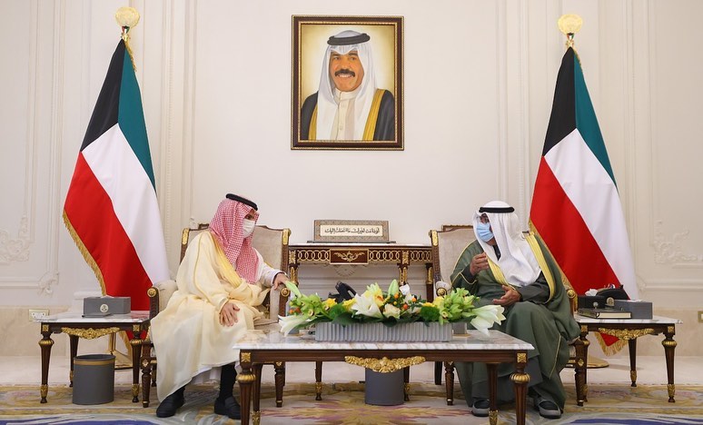 وزير الخارجية السعودي فيصل بن فرحان يسلم رسالة خطية لوزير الخارجية الكويتي مشعل الأحمد الجابر الصباح(واس)