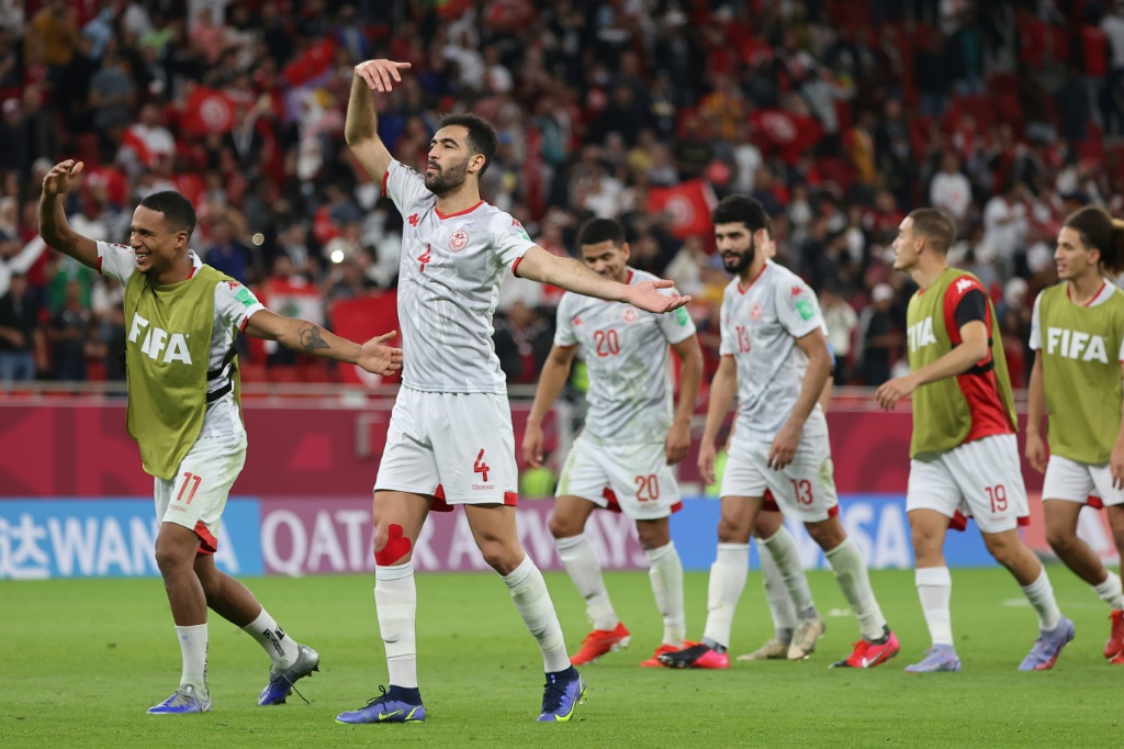 لاعبو تونس يحتفلون بالفوز على الإمارات (ا ف ب)