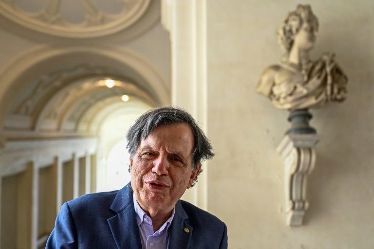 الباحث الإيطالي جورجيو باريزي لدى وصوله إلى أكاديمية لينسيان في روما في 5 اكتوبر2021(ا ف ب)